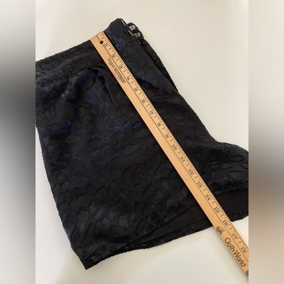 Good American Midnight Leopard
Burnout Shorts Size 3 - Picture 6 of 8